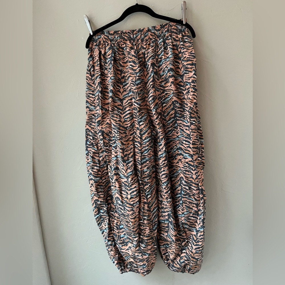 🧡NEW FREE PEOPLE FP MOVEMENT ZEPHYR PRINT BALLOON BAGGY PANTS L - Picture 7 of 8